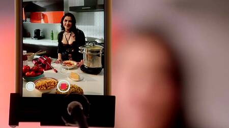 Красотка закончила работу и села негру на лицо