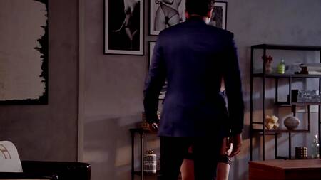 Красотка закончила работу и села негру на лицо