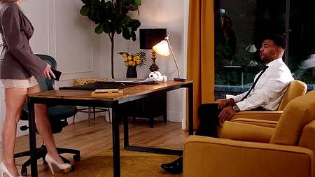 Негр получит работу, если начальница испытает анальный оргазм