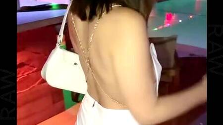 Красотка в белом платье предлагает негру трахнуться