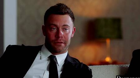 Покорная секретарша ублажает босса и его партнеров