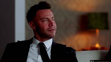 Покорная секретарша ублажает босса и его партнеров