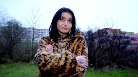 Предсказуемо, что татуированная неформалка отдается за деньги