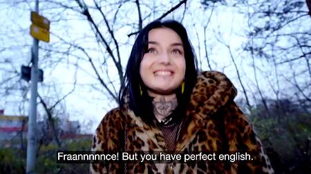 Предсказуемо, что татуированная неформалка отдается за деньги