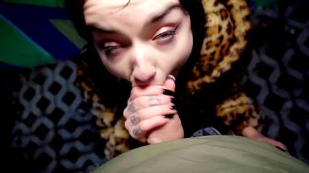 Предсказуемо, что татуированная неформалка отдается за деньги