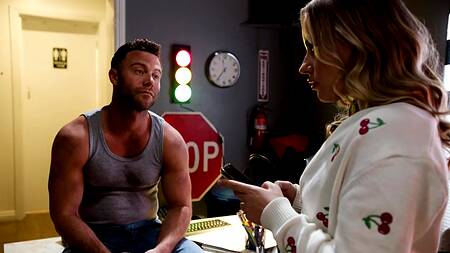 Возможно, секс в мастерской ускорит починку машины