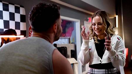 Возможно, секс в мастерской ускорит починку машины