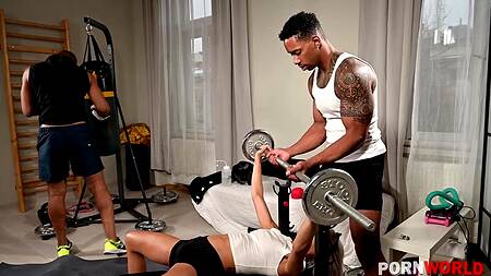 Анальная мастурбация и двойное проникновение на тренировке