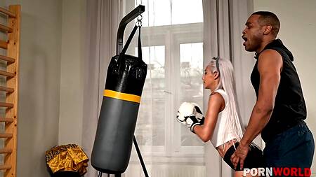 Анальная мастурбация и двойное проникновение на тренировке