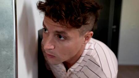 Сводный брат может не только подсматривать за сестрой в душе