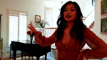 Милая девушка риелтор показывает дом и себя