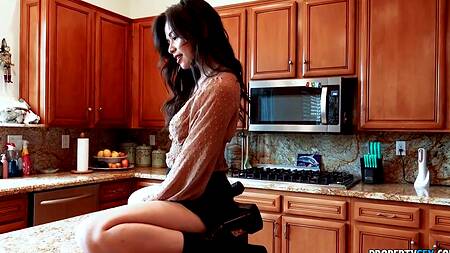 Милая девушка риелтор показывает дом и себя