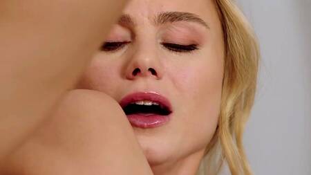 Стройная балерина наслаждается чувственным сексом