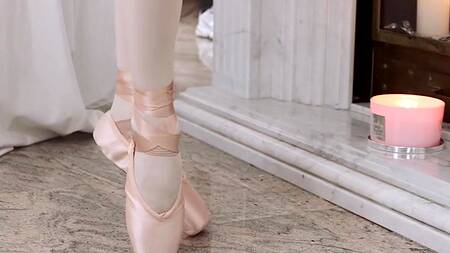 Стройная балерина наслаждается чувственным сексом