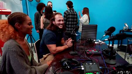 Блондинка на подкасте занялась сексом с парнем