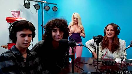 Блондинка на подкасте занялась сексом с парнем