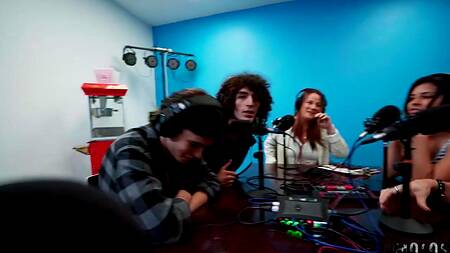 Блондинка на подкасте занялась сексом с парнем