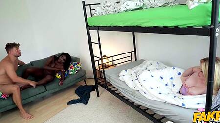 Мужик в хостеле трахает свою черную девушку и белую соседку