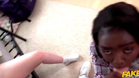 Мужик в хостеле трахает свою черную девушку и белую соседку