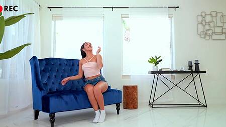 Милая сводная сестра спрятала камеру и соблазнила брата