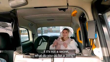 Вывез милашку в поле и там её жарко ебет в машине