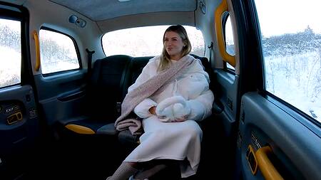 Вывез милашку в поле и там её жарко ебет в машине