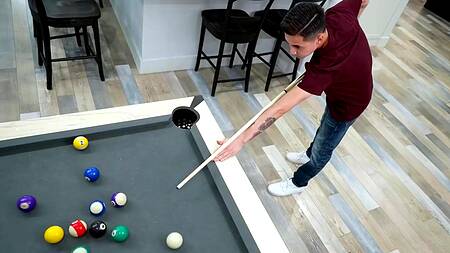 Мачеха видит, что пасынок подсматривает за ней пока она переодевается