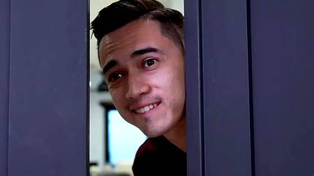 Мачеха видит, что пасынок подсматривает за ней пока она переодевается