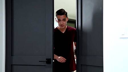 Мачеха видит, что пасынок подсматривает за ней пока она переодевается