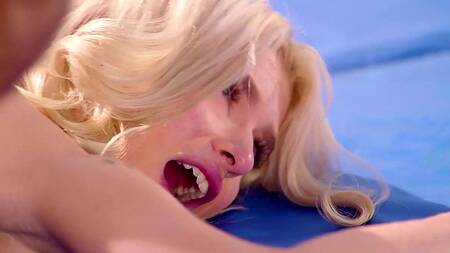 Стройная милашка учится боксировать и кончает от члена тренера