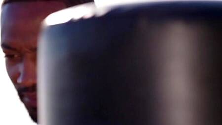 Стройная милашка учится боксировать и кончает от члена тренера