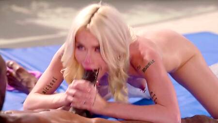 Стройная милашка учится боксировать и кончает от члена тренера