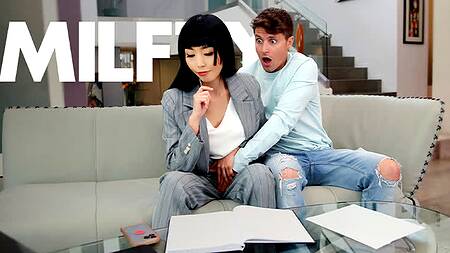 Отец встречается с красивой азиаткой, которую трахает его сын