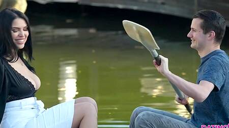 Красивая милфа на базе отдыха трахается с молодым парнем