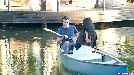 Красивая милфа на базе отдыха трахается с молодым парнем