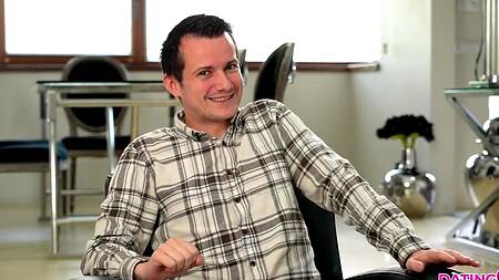 Красивая милфа на базе отдыха трахается с молодым парнем