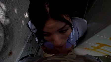 Дала потрогать сиськи на улице и согласилась на секс за деньги