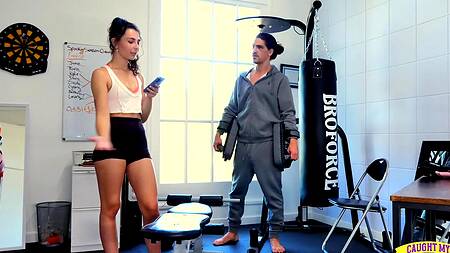 Красотка во время тренировки соблазняет тренера на секс