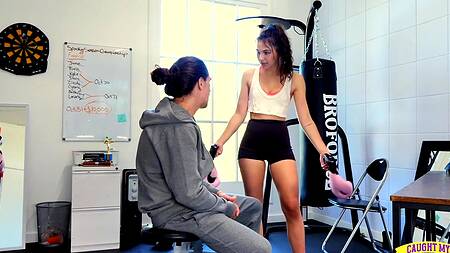 Красотка во время тренировки соблазняет тренера на секс