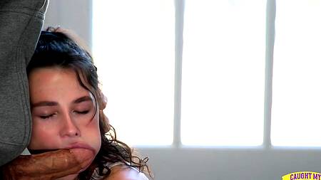 Красотка во время тренировки соблазняет тренера на секс