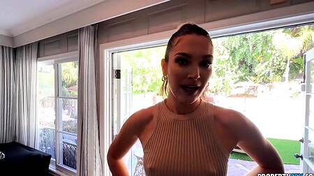 Красотка хочет ебаться и предлагает подруге присоединиться