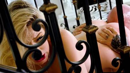 Разделась перед мужем на час и соблазнила на жаркий секс