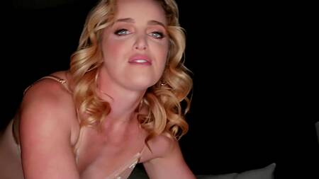 Свидание заканчивается жесткой еблей в жопу с красивой милфой