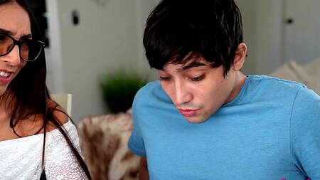 Милая сводная сестра спровоцировала семейную групповуху