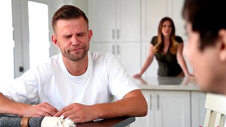 Милая сводная сестра спровоцировала семейную групповуху