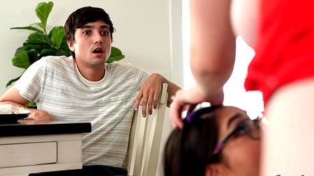 Милая сводная сестра спровоцировала семейную групповуху