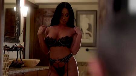 Красотка в сексуальном белье идет к другу мужа ебаться