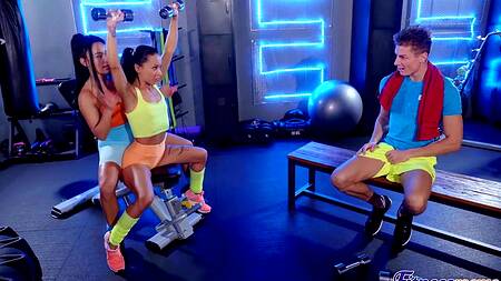 Хватит дрочить на спортивных телок, их пора трахнуть