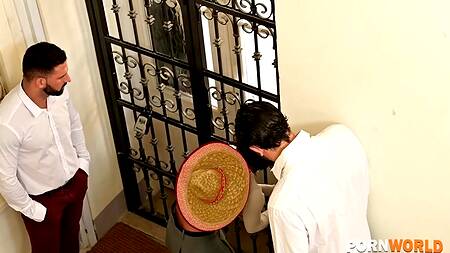 Наслаждается двойным проникновением пока ждет слесаря