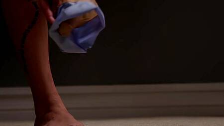 Муж на работу, а жена соблазняет негра на еблю